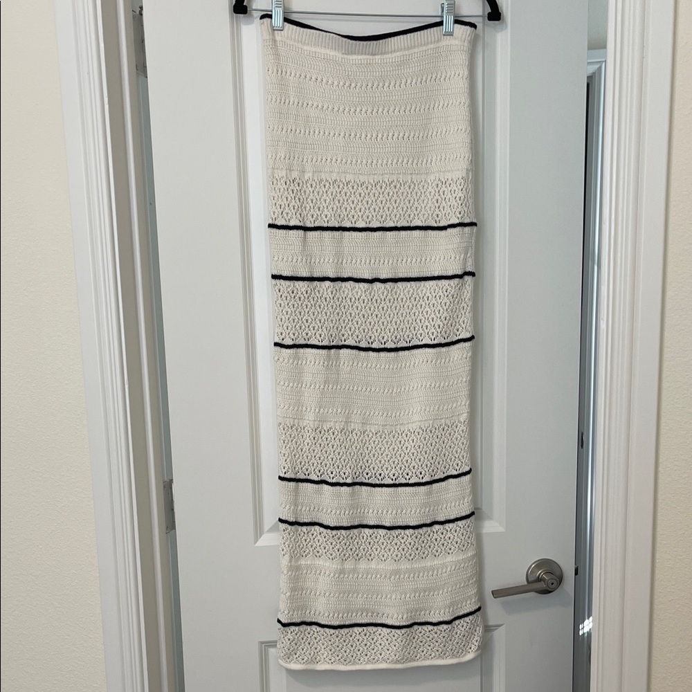 EUC! Abercrombie & Fitch Cream and Navy Midi Sweater Skirt, Size Medium - Picture 6 of 6